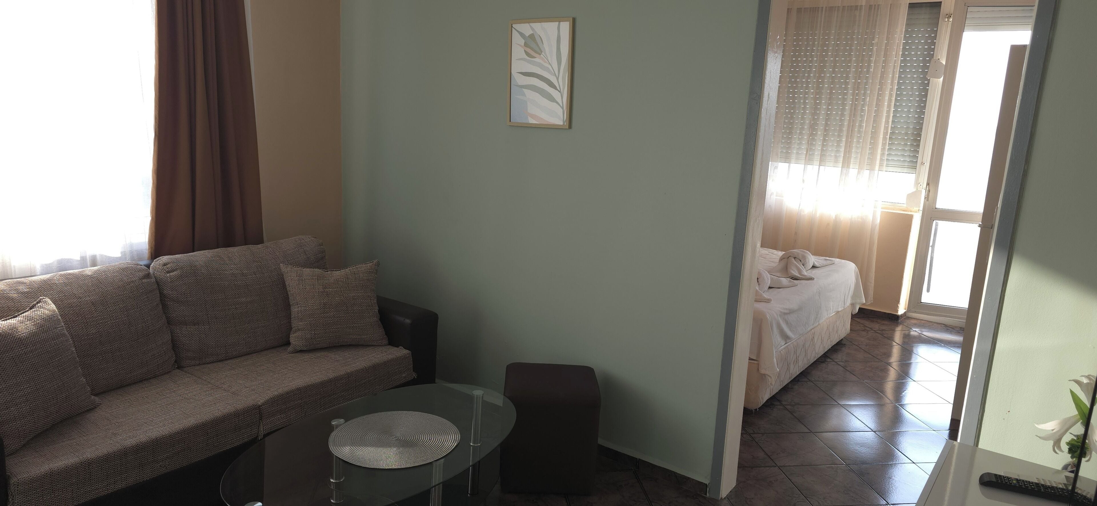 Appartement, balcon, vue sur la ville | Coffre-fort, bureau, accès au Wi-Fi (inclus)