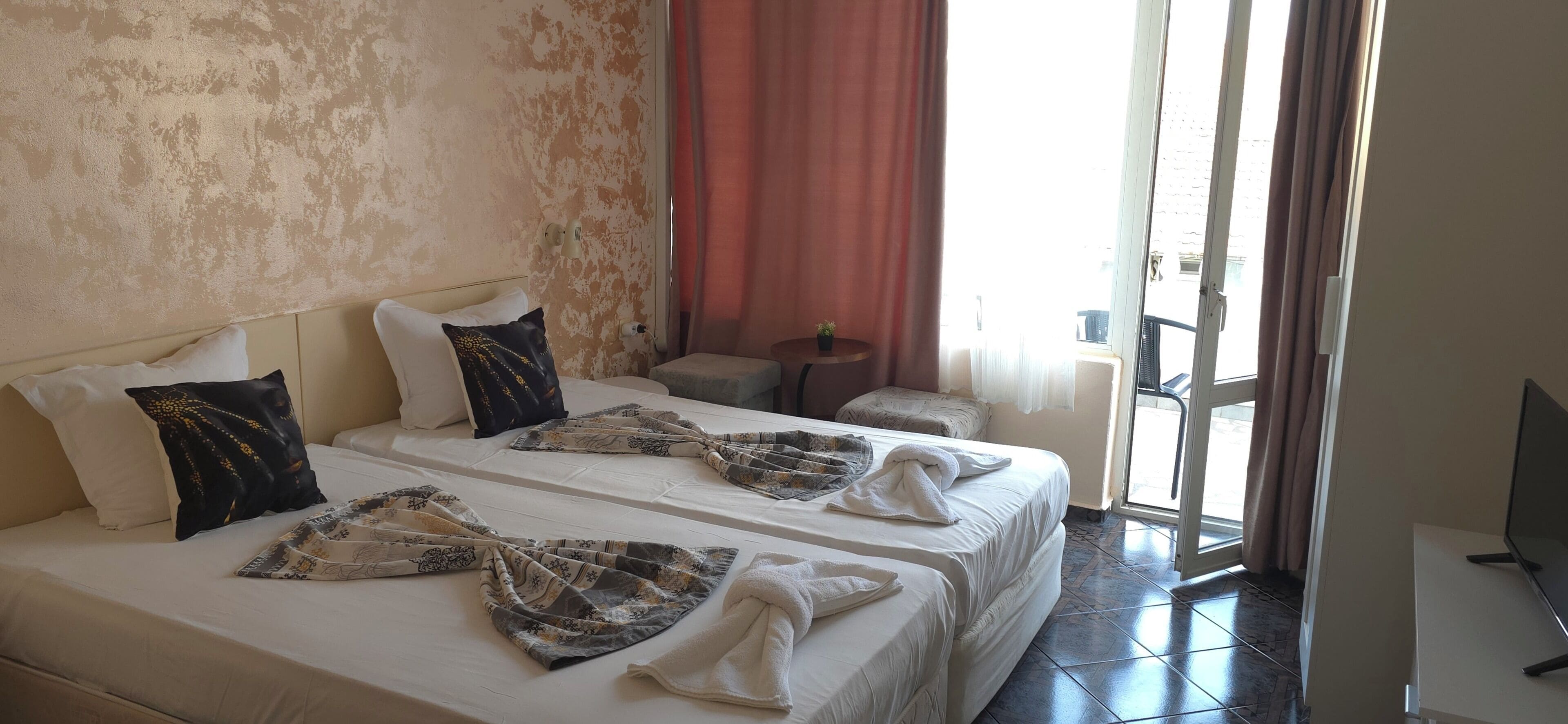 Chambre double, balcon, vue sur la mer | Coffre-fort, bureau, accès au Wi-Fi (inclus)
