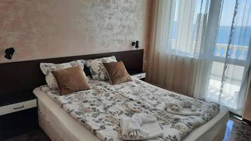 Suite, Balcony, Sea View | Peti besi dalam bilik, meja, Wi-fi percuma