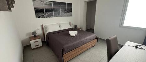 Habitación doble | Caja de seguridad en la habitación y tabla de planchar con plancha