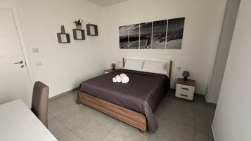 Chambre double | Coffre-fort, fer et planche à repasser, accès au Wi-Fi (inclus)