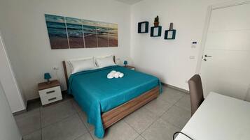 Quarto casal | Cofres nos quartos, ferros/tábuas de passar roupa, Wi-Fi de cortesia