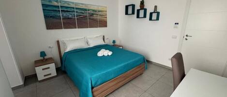 Double Room | In-room safe, iron/ironing board, free WiFi