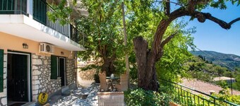 Almondtree House Exanthia - Private Parking