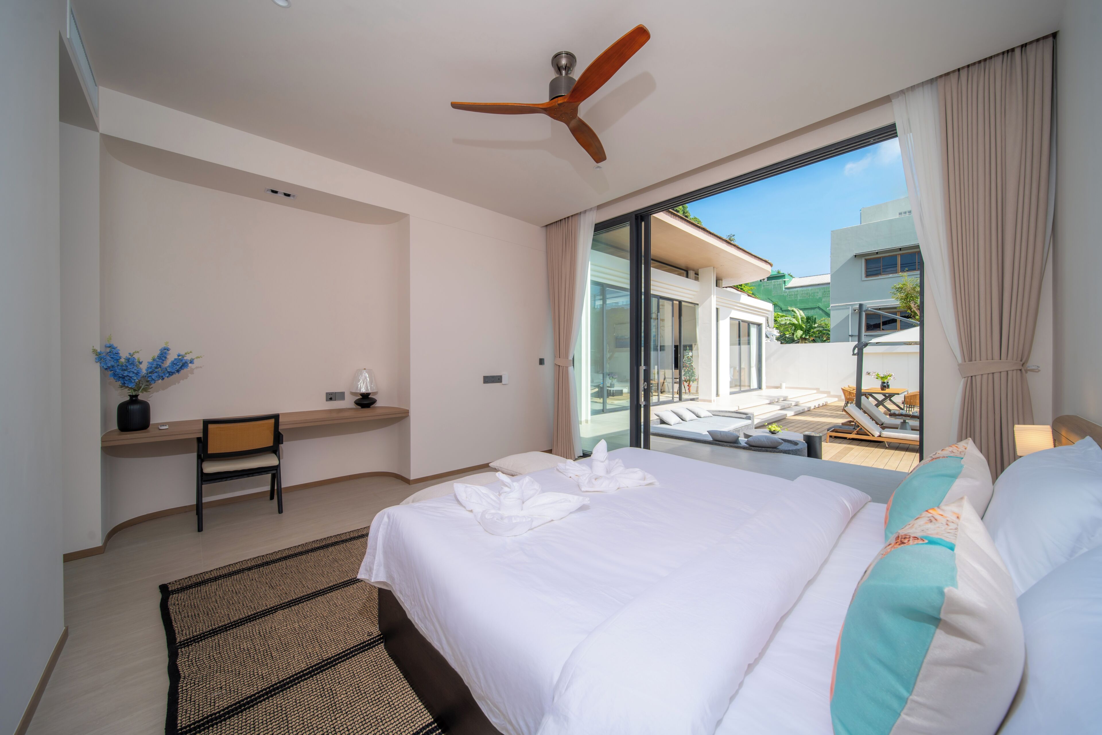 Deluxe villa, uitzicht op zwembad | Een bureau, een laptopwerkplek, een strijkplank/strijkijzer, gratis wifi