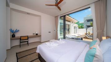 Deluxe villa, uitzicht op zwembad | Een bureau, een laptopwerkplek, een strijkplank/strijkijzer, gratis wifi