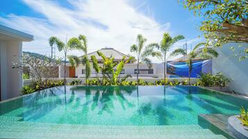 Deluxe villa, uitzicht op zwembad | Zwembad | Een buitenzwembad