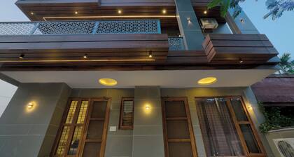 Alaya Stays Freesia 3BHK Apartment