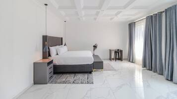 Suite | Iron/ironing board, WiFi (free), bed sheets