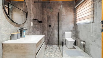 Suite | Bathroom | Free toiletries, hair dryer, towels, soap