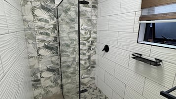 Suite | Badezimmer | Kostenlose Toilettenartikel, Haartrockner, Handtücher, Seife