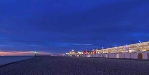 A beachfront hotel with a row of rooms along the water, a visible beach, and a clear sky. - Le Balcon Notre Dame - 3★ apartment with balcony in the heart of Le Tréport (Le Tréport)