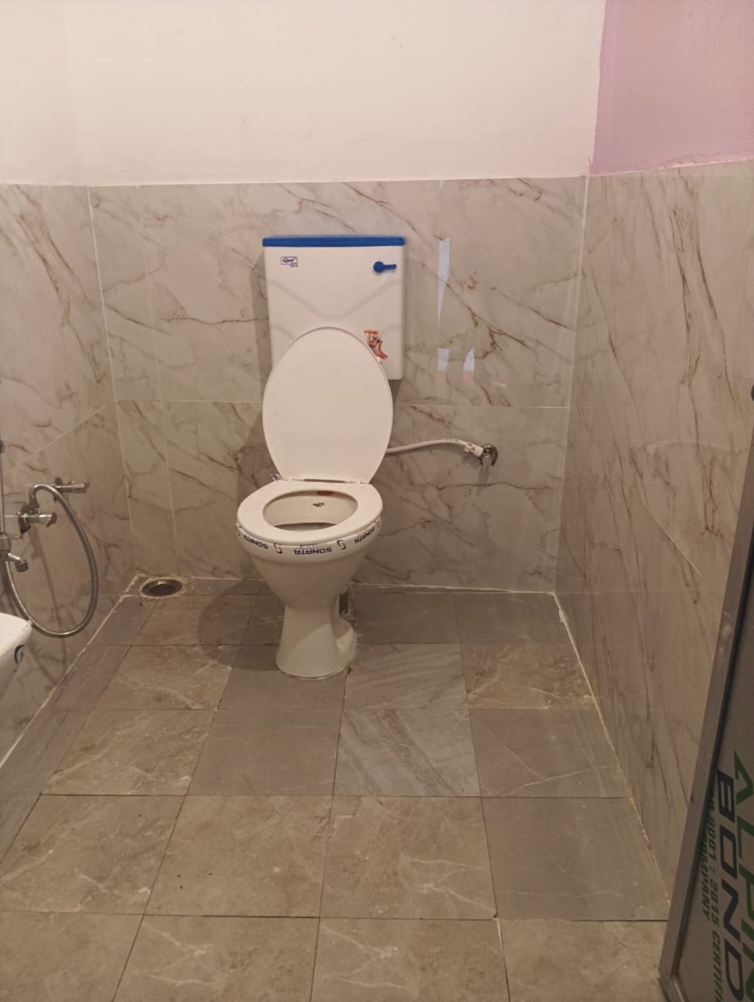 Habitación doble, vistas a la ciudad | Baño | Ducha, artículos de higiene personal gratuitos y toallas