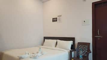 Habitación doble, vistas a la ciudad | Escritorio y wifi gratis