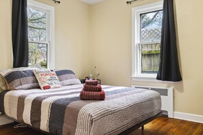 Desk, iron/ironing board, WiFi, bed sheets - Theater Nights, Game Room & Balcony Delights (Rockford)