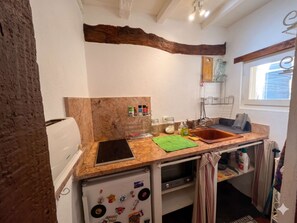 Kühlschrank, Mikrowelle, Herdplatte, Wasserkocher mit Kaffee-/Teezubehör