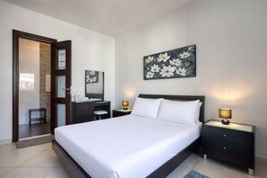 Tabla de planchar con plancha, wifi gratis y ropa de cama 