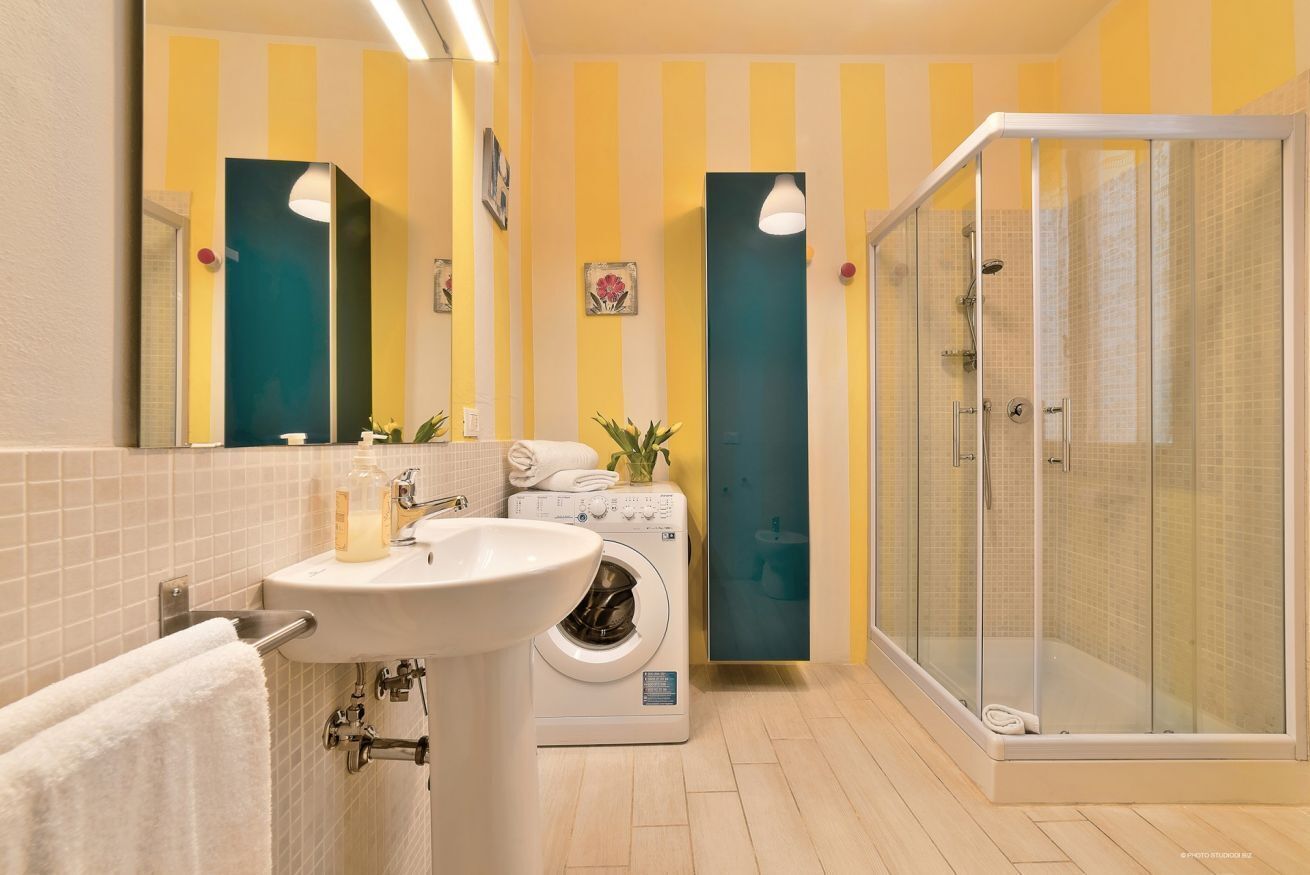 Chuveiro, bidê, toalhas de banho, shampoo