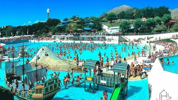 Une grande piscine extérieure dotée de plusieurs couloirs et d’un quai pour bateaux.