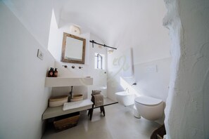 Rumah (2 Bedrooms) | Kamar mandi | Shower dan kloset