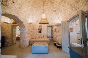 House (1 Bedroom) | Living area - TD Trullo Lumina Boutique Luxury Trulli With Pool (Ostuni)