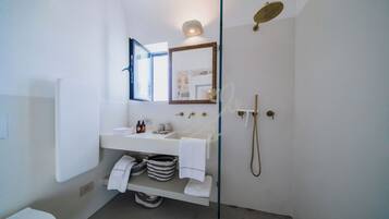 House (1 Bedroom) | Bathroom | Shower, bidet