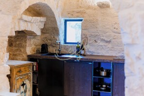 House (1 Bedroom) | Private kitchenette | Microwave, oven, electric kettle - TD Trullo Lumina Boutique Luxury Trulli With Pool (Ostuni)