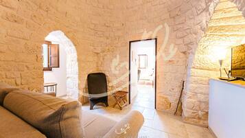 House (4 Bedrooms) | Living area