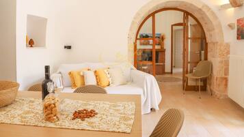 House (4 Bedrooms) | Living area