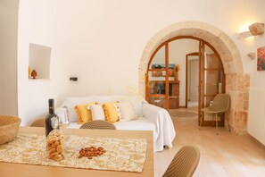 House (4 Bedrooms) | Living area