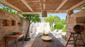 Rumah (4 Bedrooms) | Teras/patio