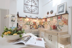 Huoneisto (2 Bedrooms) | Yksityinen keittonurkkaus | Uuni, vedenkeitin, syöttötuoli