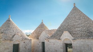 Exterior detail - TD Trulli Lorusso Design Luxury Trulli With Pool (Castellana Grotte)