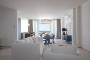Biệt thự (5 Bedrooms) | Khu phòng khách | TV 32-inch có truyền hình cáp 