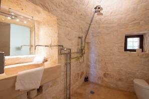 House (3 Bedrooms) | Bathroom | Shower, bidet - TD Casale Belladinotte Poolside Country Bliss (Ceglie Messapica)