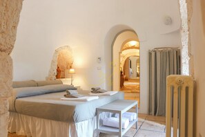 Rumah (4 Bedrooms) | 4 kamar tidur, setrika/meja setrika, dan seprai linen