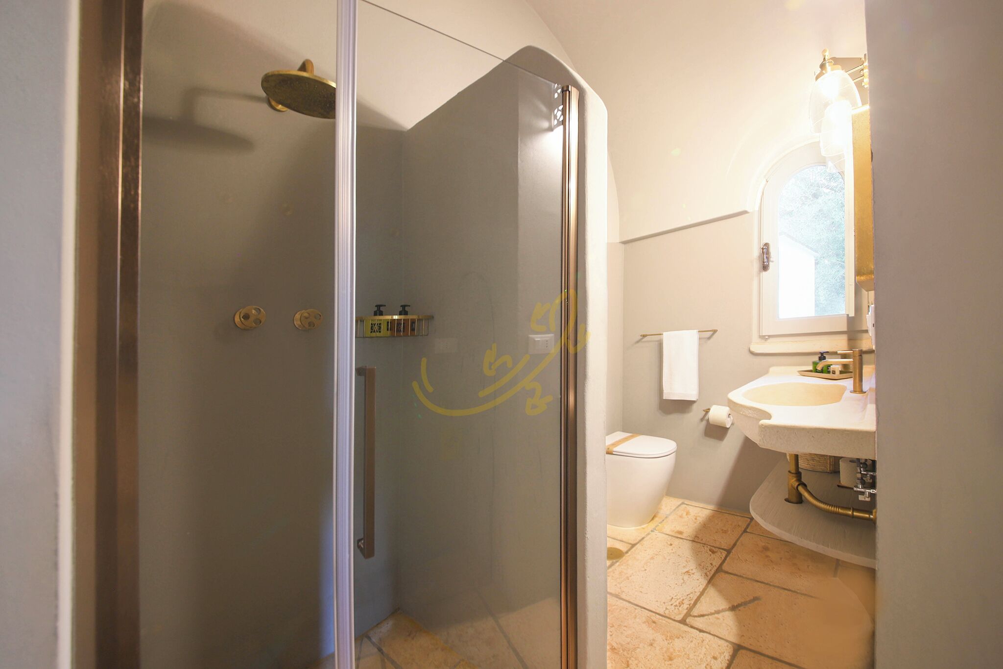 Ein Badezimmer mit Duschkabine, Waschbecken und Toilette.