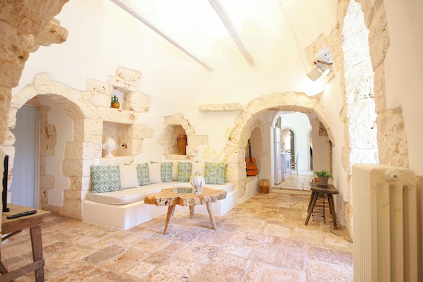 House (4 Bedrooms) | Living area | 32-inch Smart TV with cable channels - TD Trulli Fico D'india w/ Pool Immersed in Nature (Ceglie Messapica)