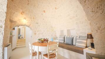 House (2 Bedrooms) | Dining room