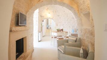 House (2 Bedrooms) | Dining room