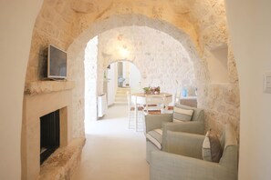 House (2 Bedrooms) | Dining room
