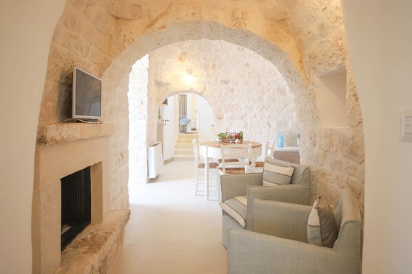 House (2 Bedrooms) | Dining room - TD Lamiamola Stylish Trulli & Lamie With Pool (Ostuni)