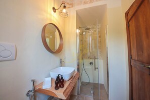 Villa (5 Bedrooms) | Bathroom - TD Trulli Altura With Pool & Stunning Sunsets (Martina Franca)