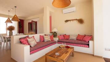 House (2 Bedrooms) | Living area