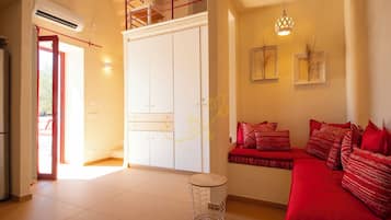 House (2 Bedrooms) | Living area