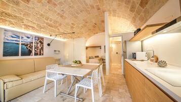 Apartamento (1 Bedroom) | Cozinha privada | Micro-ondas, fogão, cooktop, lava-louças