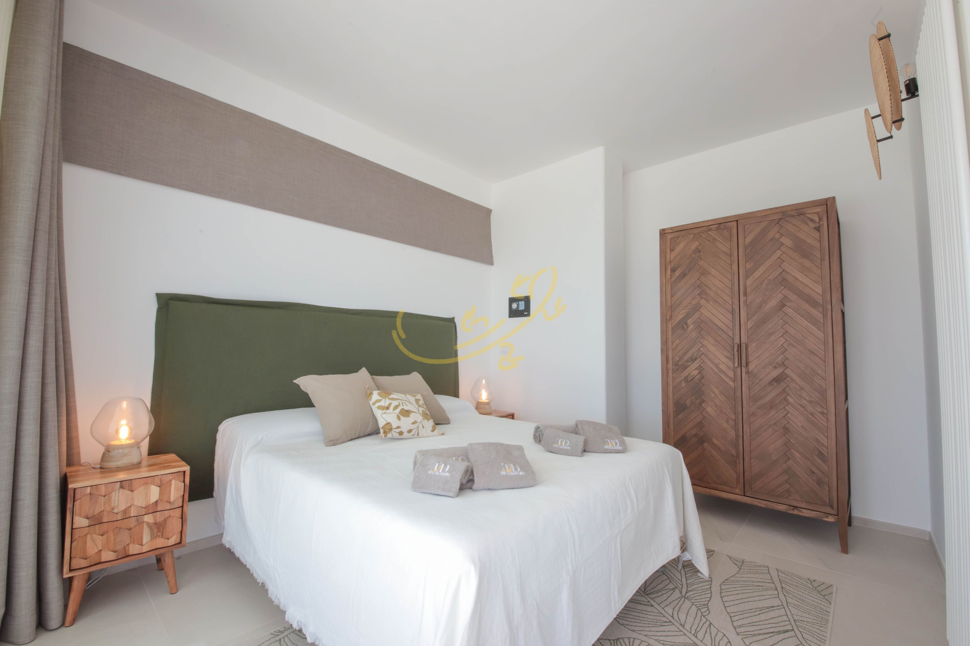 Ein Schlafzimmer mit Bett, Nachttisch und Kleiderschrank.