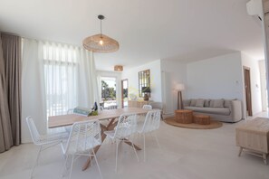 Villa (5 Bedrooms) | Coin séjour | Télévision