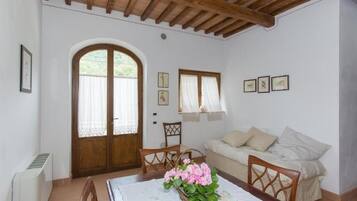Double or Twin Room, Patio, Garden View | Interior