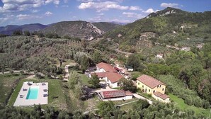 A residential area with houses, a swimming pool, and surrounding greenery. - Agriturismo Il Borgo di San Michele (Terni)